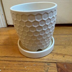 White Honeycomb Pattern Planter with drainage
